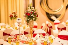 beautiful-table-decor-red-flowers