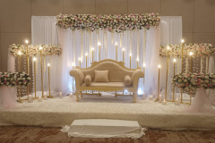 beautifull_setty_back_with_candels_and_flowers